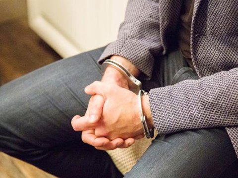 Sinif yoldaşına xəsarət yetirdiyi üçün polis saxladı