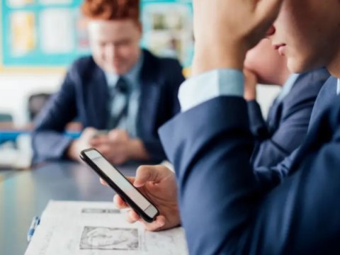 Məktəblərdə mobil telefon qadağası qanuniləşdirilir