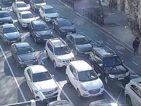 Təkcə yerin altı deyil, yollarda da sıxlıq var