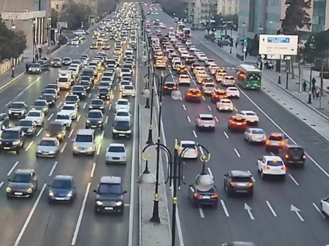 Tıxac səngimir: sürücülər saatlarla yollarda