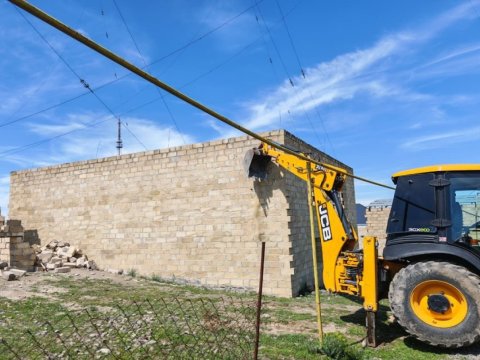 Rayonlarda sənədsiz tikililərin söküntüsünə başlanıldı - VİDEO