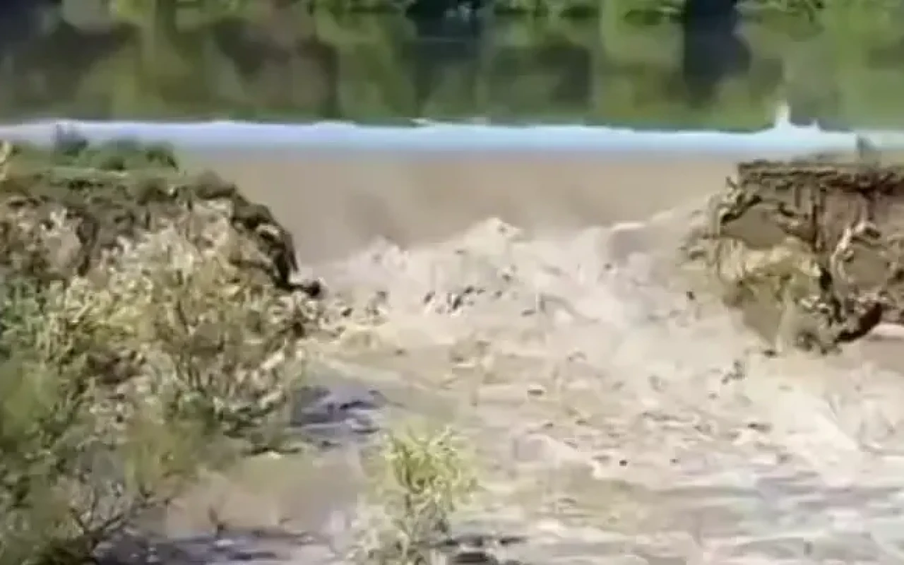 Kürün suyu daşdı,&nbsp;mühafizə bəndi yarıldı