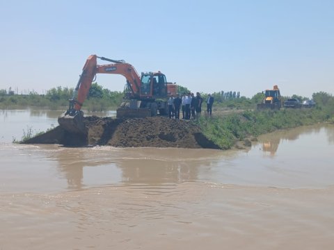 Kürdə suyun səviyyəsi artdı, Qarqar çayında bənd yarıldı - FOTO