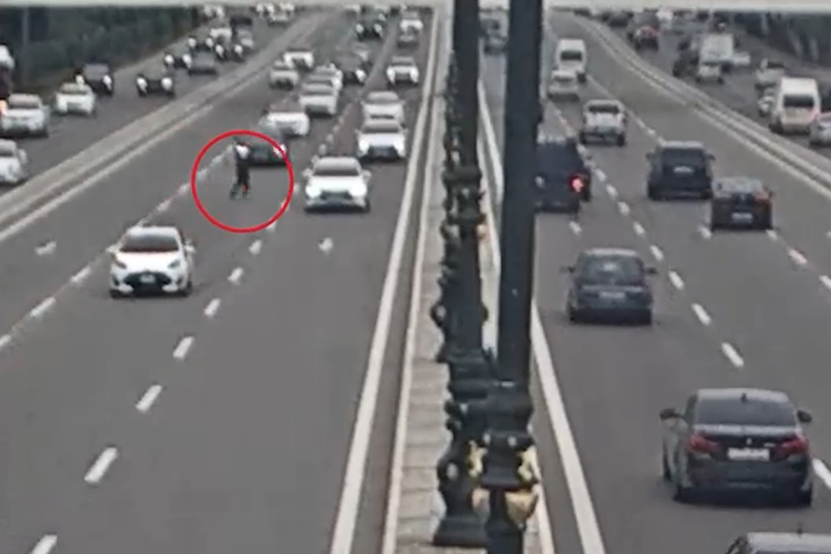 Prospektdə piyadanı maşın vurdu, polis xəstəxanaya apardı