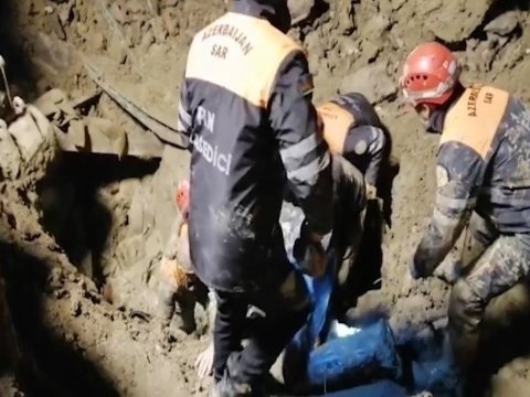 Qaradağda torpaq qatı çökdü - Ölən və yaralanan var - VİDEO