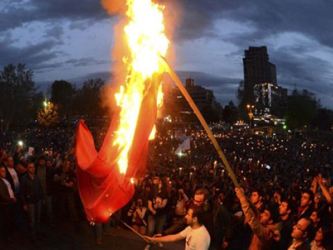 Türkiyə bayrağının yandırılması sülhə təxribatdır - politoloq
