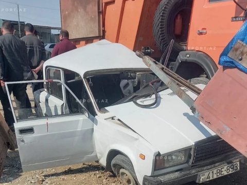 Minik və yük avtomobili toqquşdu, bir ölü, 4 yaralı