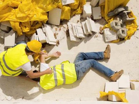 İşlədiyi evin ikinci mərtəbəsindən yıxılıb öldü