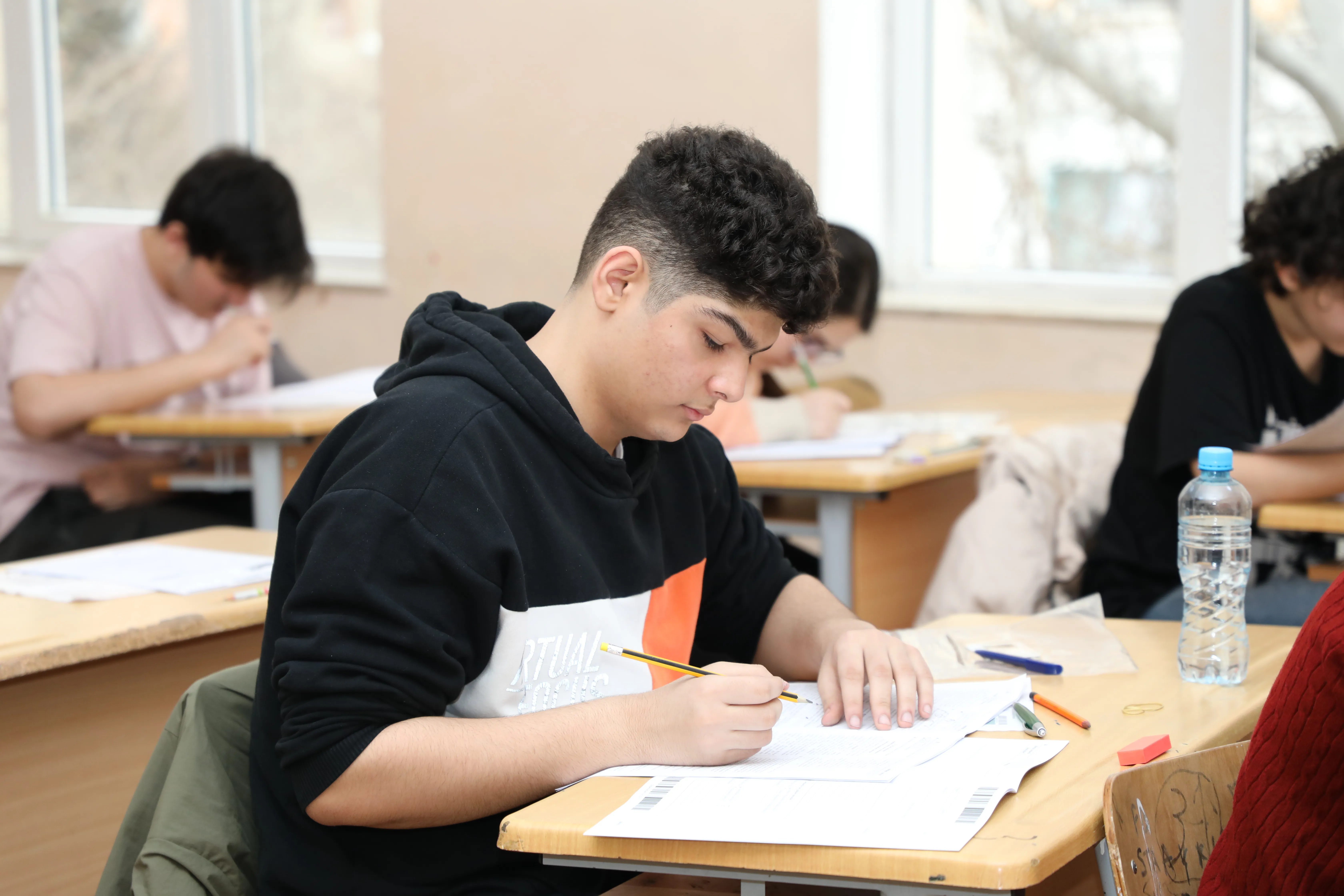 Şagirdlərə şad xəbər: Buraxılış imtahanının vaxtına 15 dəqiqə əlavə ediləcək