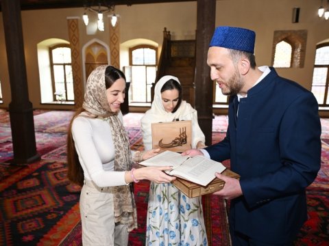 Leyla və Arzu Əliyevalar&nbsp;Xan məscidini ziyarət ediblər