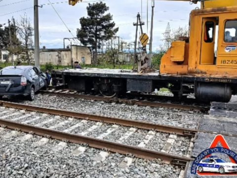 Dəmir yolu keçidində iki avtomobil qatarla toqquşdu