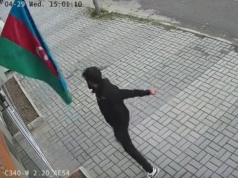 Bayrağa hörmətsizlik edən şəxsi polis saxladı&nbsp;- VİDEO - YENİLƏNİB