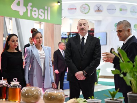 Prezident və ailəsi sərgidə - FOTOLAR
