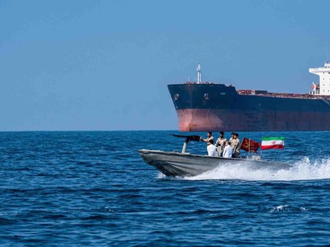 SEPAH boğazdan keçən gəmilərə xəbərdarlıq etdi
