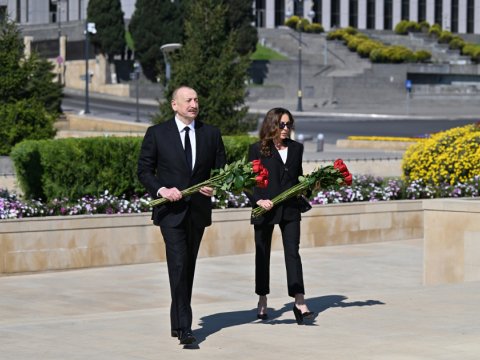 İlham Əliyev xanımı ilə&nbsp;müharibədə həlak olanların xatirəsini anıblar - FOTO