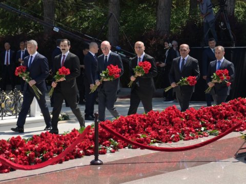 Elm və Təhsil Nazirliyinin kollektivi Fəxri xiyabanda - FOTOLAR
