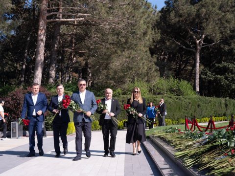 "Referans Medical Group" kollektivi Heydər Əliyevin məzarını ziyarət edib