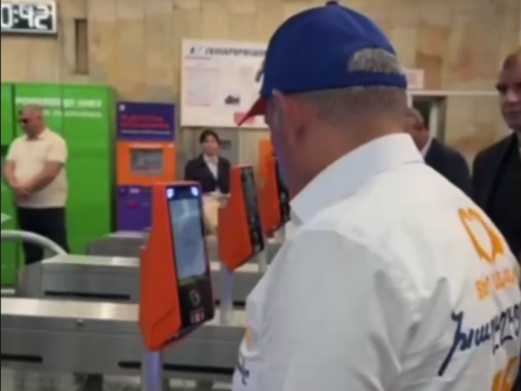 Paşinyan metrodan keçə bilmədi: &ldquo;Bu, tanışlığa görədir?&rdquo; - VİDEO