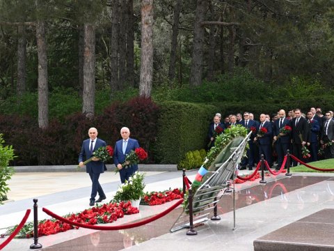 &ldquo;AzərEnerji&rdquo; və &ldquo;Azərişıq&rdquo; kollektivləri Ulu Öndərin məzarını ziyarət ediblər