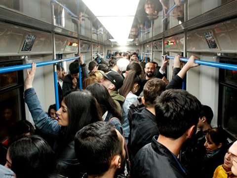 Metroda boş vaqonları əvvəlcədən görmək olacaq-YENİLİK