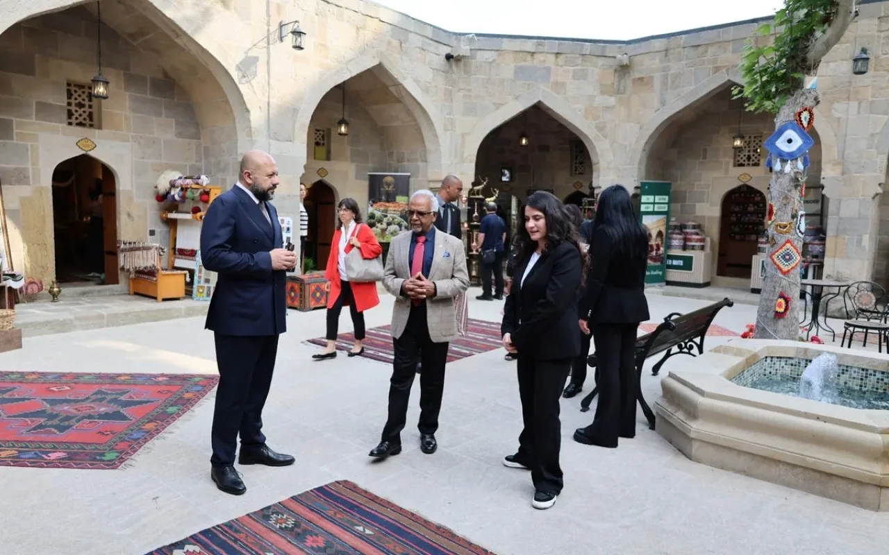 Mavriki Prezidenti İçərişəhərdə oldu&nbsp;- FOTOLAR