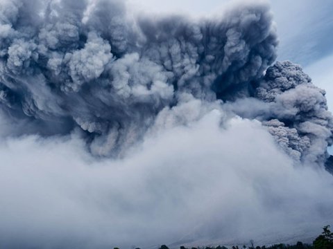 Kamçatkada 4,5 kilometr hündürlükdə vulkan püskürüb