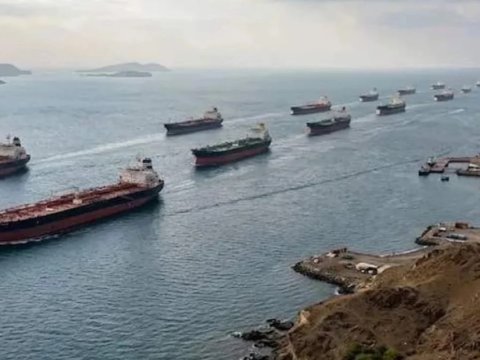 Warning shots fired at 4 ships in Hormuz