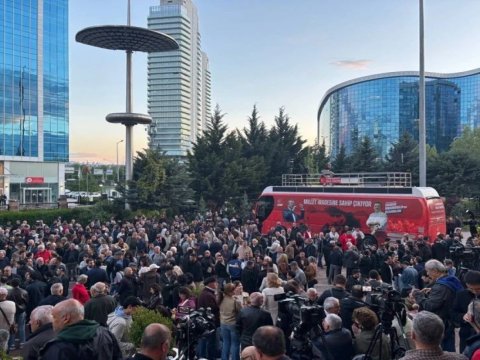 Özgür Özəl CXP-nin qərargah binasından çıxarıldı