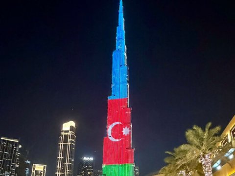 Dünyanın ən hündür göydələni Azərbaycan Bayrağında