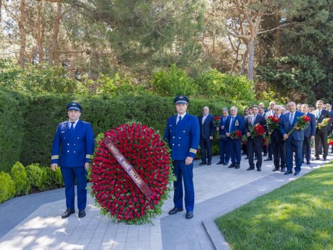 AZAL kollektivi Fəxri xiyabanı ziyarət edib -&nbsp;FOTOLAR