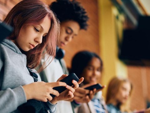 Məktəblərdə telefon və ağıllı saatlar qadağan ediləcək