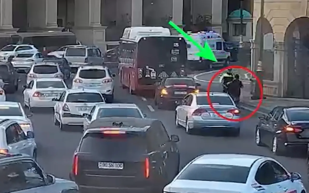 Yol polisi skuterçini qəzadan xilas etdi&nbsp;- VİDEO