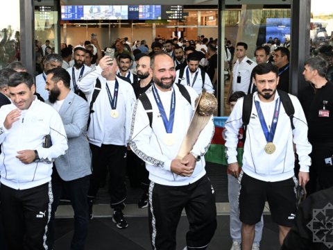 Avropa çempionu olan Azərbaycan millisi Vətənə qayıdıb