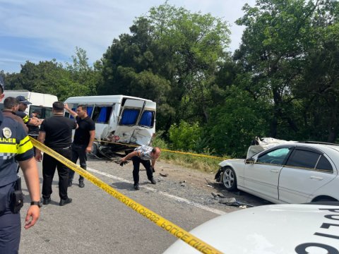 Məktəbliləri aparan mikroavtobus qəzaya uğradı - FOTO
