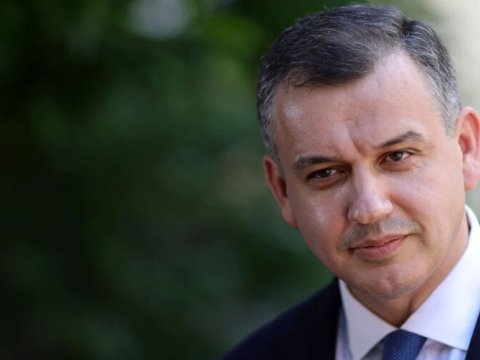 Rumıniyanın Baş naziri istefa verdi