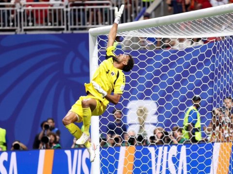 40 yaşlı qapıçı İspaniya ilə oyunun ən yaxşısı&nbsp;oldu