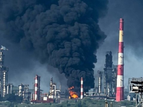 Moscow's largest oil refinery hit