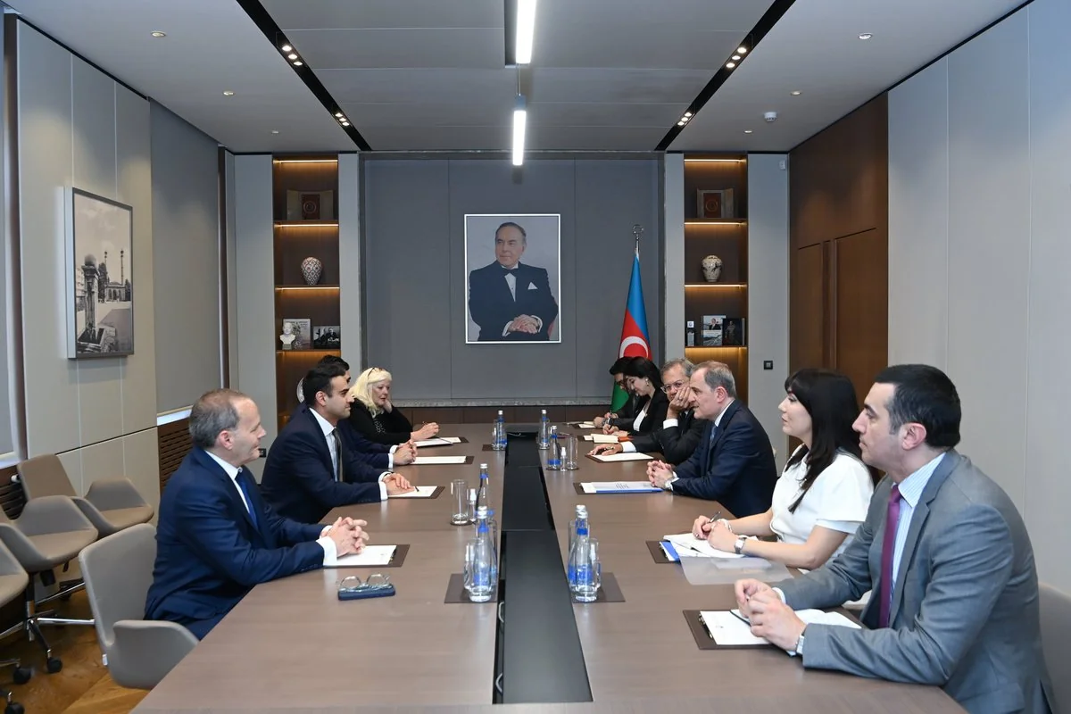 Ceyhun Bayramov konqresmenləri qəbul edib