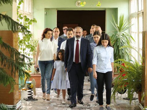 Paşinyan rəsmi sənəddə evli olduğunu bildirib