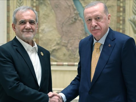 Pezeşkian Ərdoğanla regional məsələləri müzakirə etdi