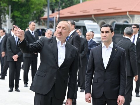 Liderlər Şuşada tanınmış şəxsiyyətlərin güllələnmiş büstlərinə baxıblar - FOTO