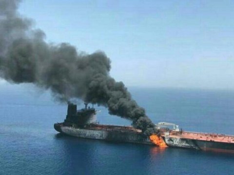 Hörmüz boğazında tanker vuruldu