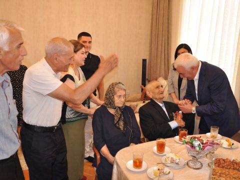 İcra başçısı 100 yaşlı rayon sakinini evində ziyarət etdi - FOTO