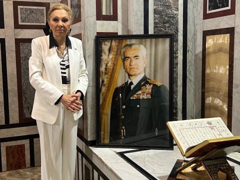 İran şahının azərbaycanlı arvadı müraciət yaydı