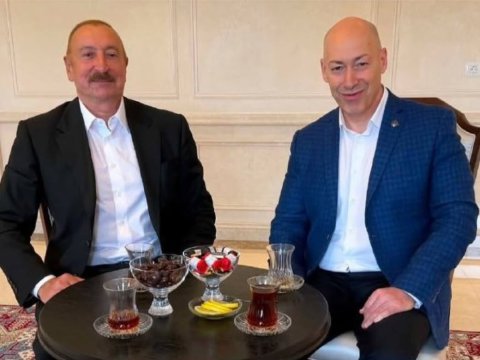 Məşhur jurnalist Prezidentlə çay süfrəsində - FOTO