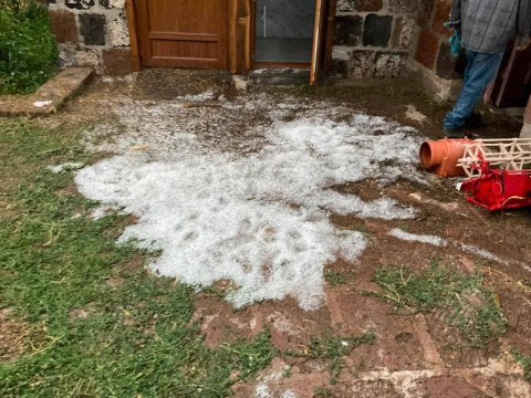 Qədim Azərbaycan kəndinə dolu yağdı