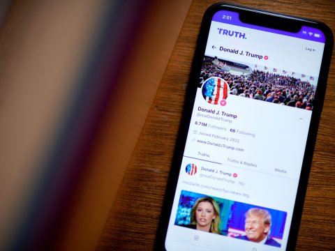 Trampın sosial media paylaşımları pulla satılacaq