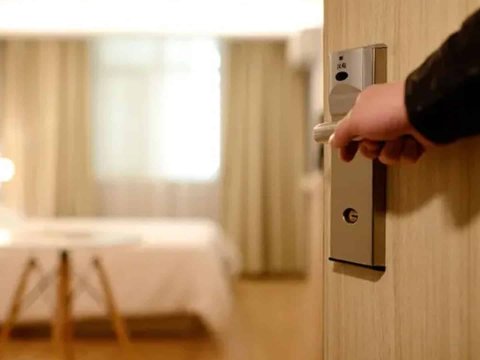 Bakıda hoteldən 10 min manatlıq oğurluq edildi