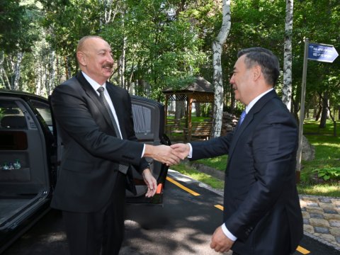 İlham Əliyev Qırğızıstanda rəsmi qarşılandı