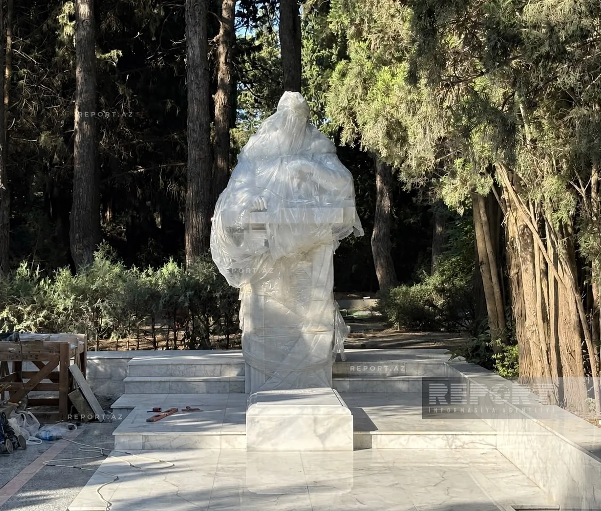 Elçinin Fəxri xiyabandakı qəbirüstü abidəsi hazırdır